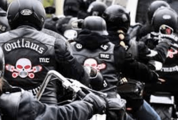 It started as a bar fight but ended in death four months later and now Davie police are searching for the brawlers who could face murder&nbsp;charges.